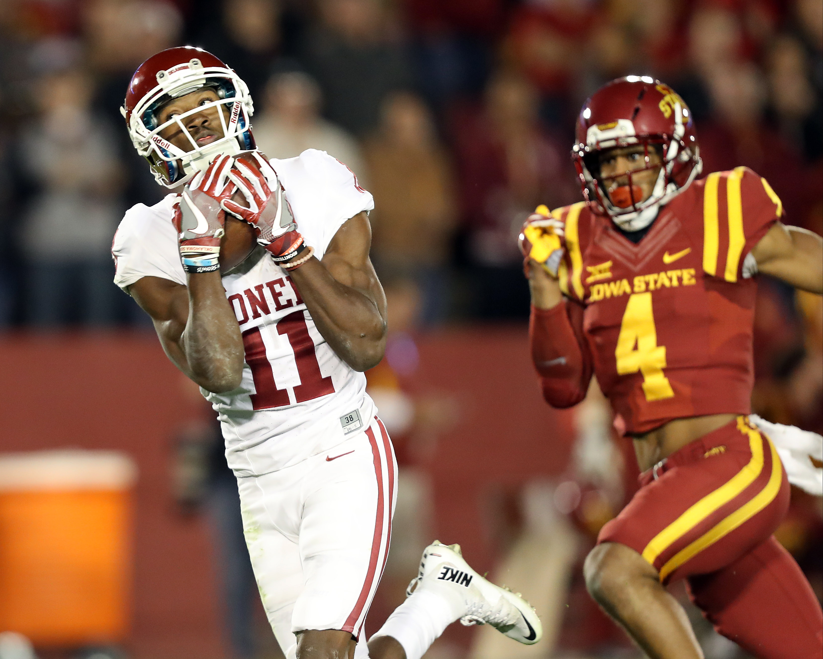 Nov 3, 2016; Ames, IA, USA; Oklahoma Sooners wide receiver Dede Westbrook (11) catches a touchdown pass in front of Iowa State Cyclones defensive back Evrett Edwards (4) at Jack Trice Stadium. Mandatory Credit: Reese Strickland-USA TODAY Sports