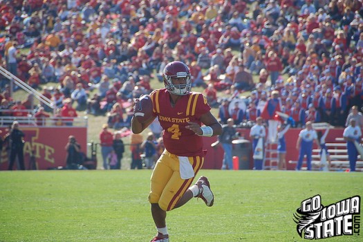 Austen Arnaud rolls out vs Kansas 2010  525x350