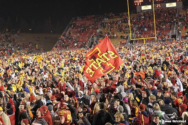 Crowd vs ISU 2011